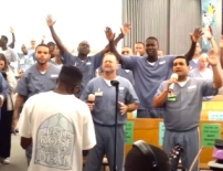 鐵窗內的上帝：監獄福音大復興130名囚犯受洗