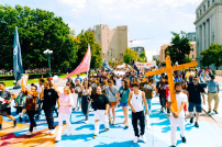 500人尋求拯救！耶穌遊行在丹佛引發靈性轉變