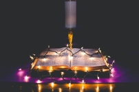 將臨期紫色蠟燭象徵祈禱懺悔