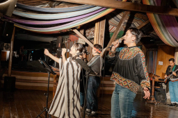 台灣原住民文化亮相巴黎奧運：布農部落短宣隊街頭音樂佈道