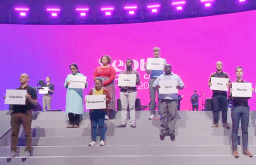 洛桑多國信徒代表上台促宗教自由 全場靜默禱告支援