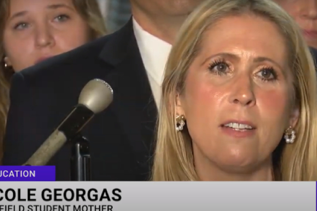 伊利諾州家長指證中學強逼女生與跨性別男生共用更衣室