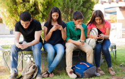 更多青少年意識到社交媒體弊端 卻難言「戒斷」