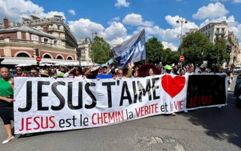法國「為耶穌而行」盛況空前 逾六萬人上街見證信仰