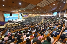 韓國汝矣島純福音教會22年植堂569間 去年增34間