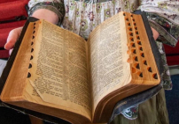 貓王私人聖經在英國一教會展出 多處筆記展露其信仰