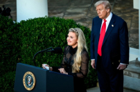 特朗普追授查理·柯克帶十字架的「總統自由勛章」