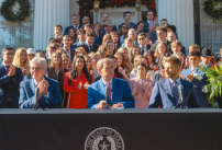 德州逾500所高中成立「美國學會」　州長稱延續查理·柯克創立運動