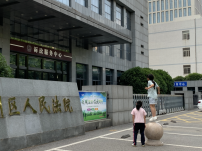 「麥種教案」庭審法院前：盛裝的媽媽與石墩上的孩子們