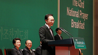 Former Korea President Lee Myung Bak Remembers Mother's Incessant Prayers