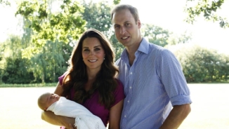 Royal Family Photo: Prince George First Official Pictures with Prince William and Kate Middleton