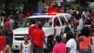 Ferguson Police Name Officer in Mike Brown Shooting, Protests Die Down as Obama Calls for Peace
