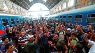 German Leader Says Country Must Limit Number or Refugees, May Close Borders: 'We Are At Our Limit'