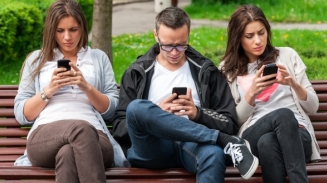 3 Reasons We're So Addicted to Our Smartphones