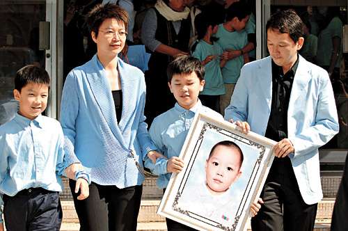 廖啟智夫婦愛子文諾安息禮拜引各方媒體關心報導