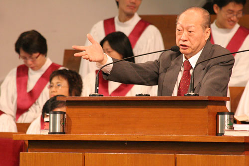 唐崇明牧師安慰信徒不忘神的眷顧