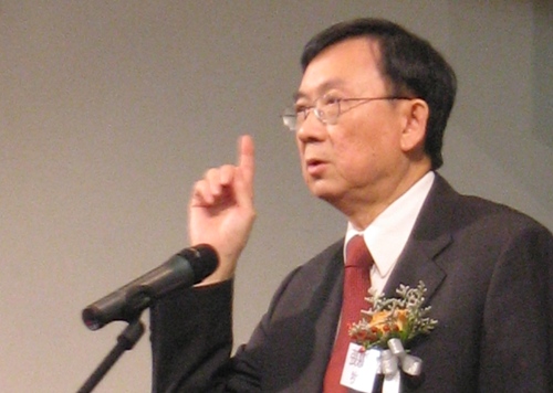 張慕皚牧師勉勵福音機構：根基在神 向標竿直跑