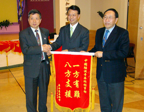 文更代表到達廣西現場參與派發大米