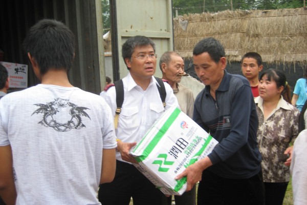 救世軍賑災人員慰問四川災民 救災物資陸續運抵