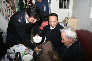 救世軍呼籲冬日為長者及四川災民送寒衣
