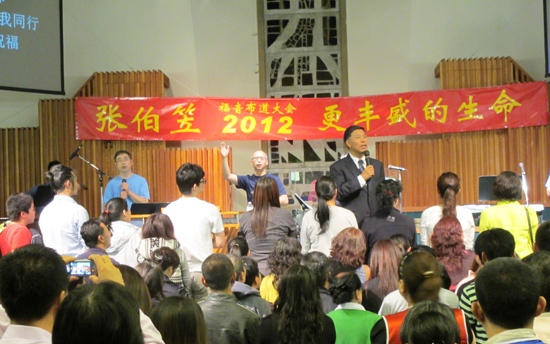 張伯笠溫哥華訊息受歡迎 350人歸主