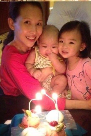 蔡少芬與愛女三人合照幸福滿瀉