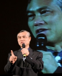 蘇穎智批評崇基出「摻水傳道」被要求道歉
