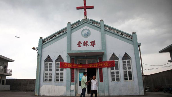 溫州平陽七教堂十架受強拆威脅 信徒連夜守護