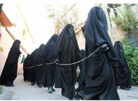 ISIS強迫基督徒女性戴面紗鐵鏈捆綁販賣