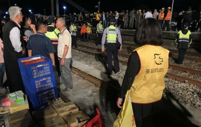 台鐵出軌事故逾半乘客死傷 教會聯合助尋人
