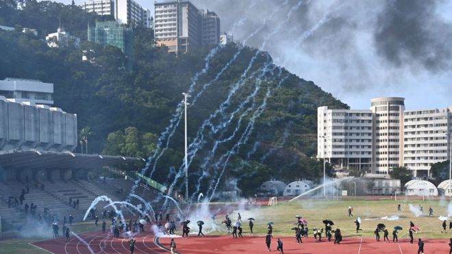 中大學生激烈守校園 警強闖放千枚催淚彈