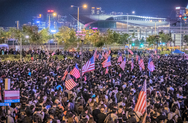 萬人赴人權法案感恩會 美牧師見證：跪街求港現民主
