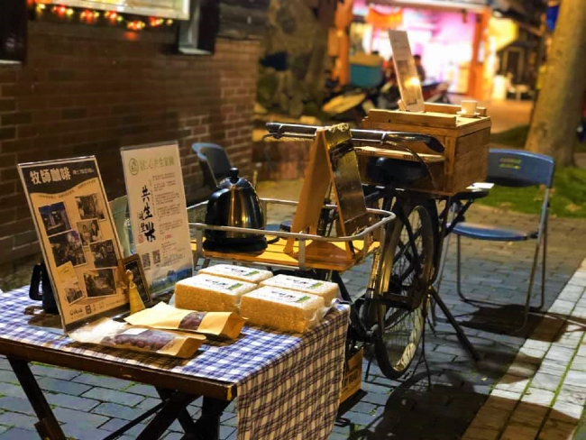 花蓮牧師街頭贈咖啡 祝福路人解困憂