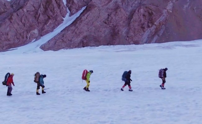 世界第一峰珠穆朗瑪 30多登山客爆感染
