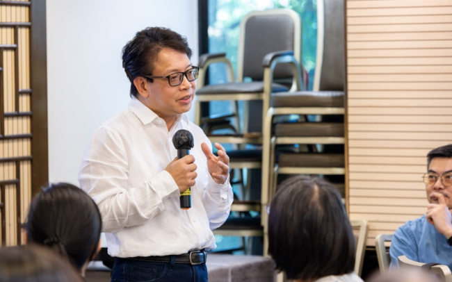 AI是工具還是威脅? 關瑞文提出第三進路——與AI「共生」