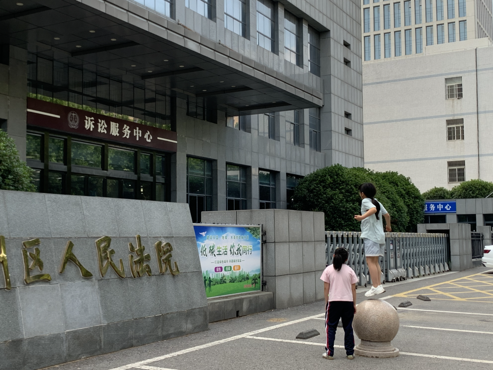 「麥種教案」庭審法院前：盛裝的媽媽與石墩上的孩子們