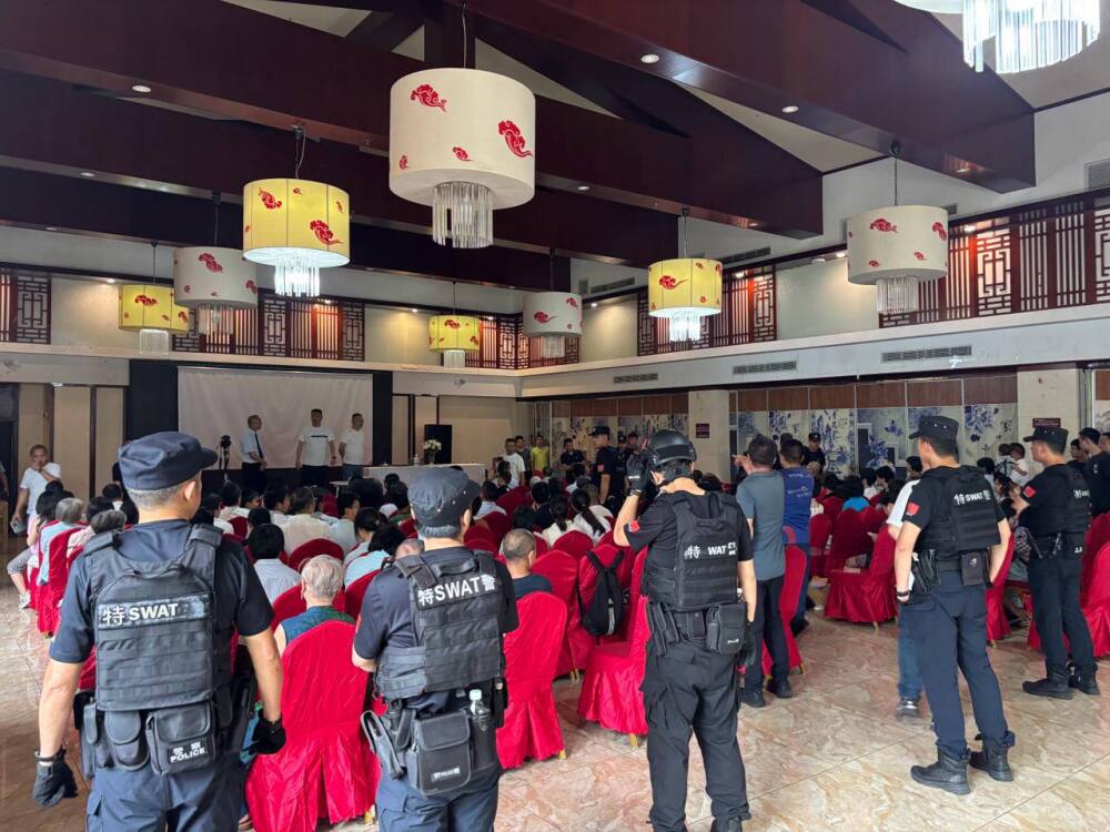 秋雨聖約教會主日聚會遭大批警察包圍 教會領袖未獲釋